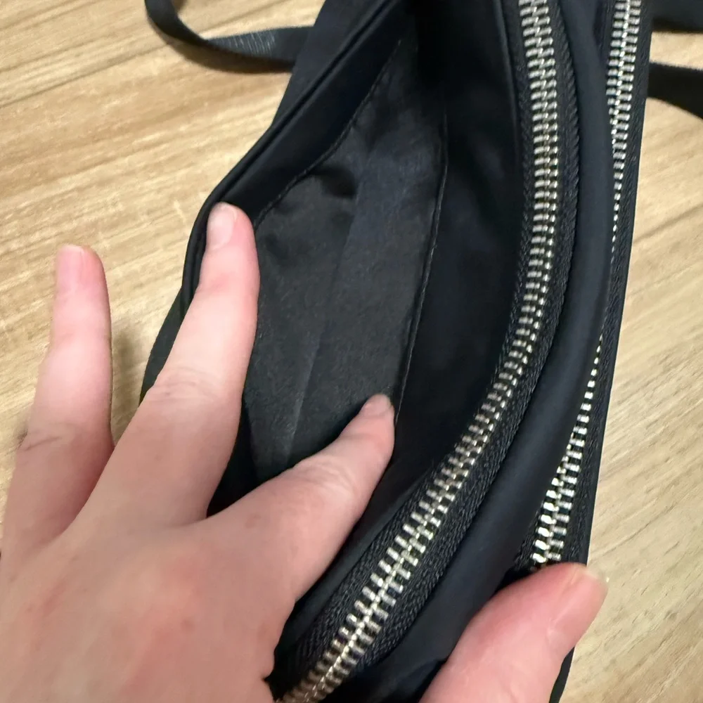 Lululemon // Crossbody Camera Bag 2L // Black Silver - Picture 5 of 5